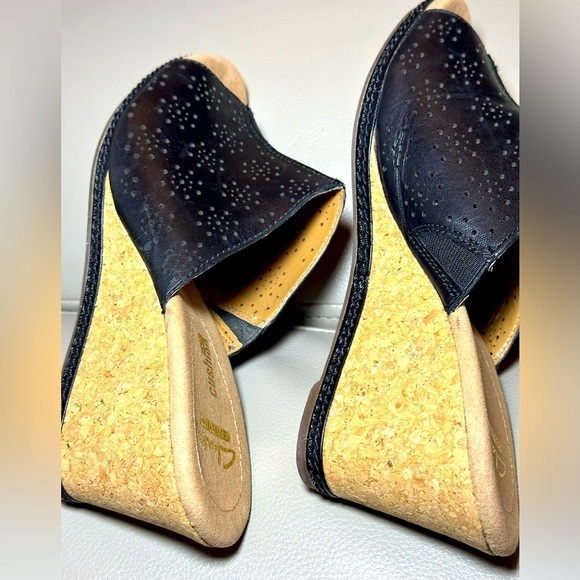Clarks Women's Helio Corridor Leather Wedge - Black Leather - Size 8.5 EUC - Picture 3 of 8